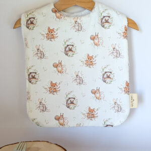 Bavoir sous les feuilles