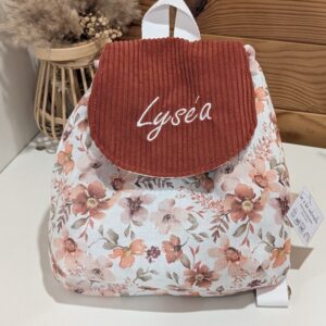 Sac à dos enfant personnalisé avec prénom brodé sur rabat - 12 coloris au choix